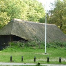 Een schaapskooi van gepotdekselde houten delen met rieten dak, mooi gelegen in het geboomte