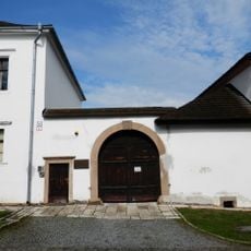 Kanónia, múr ohradný s bránami