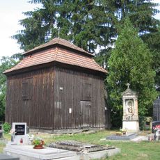 Dřevěná zvonice na hřbitově v Drahorazi