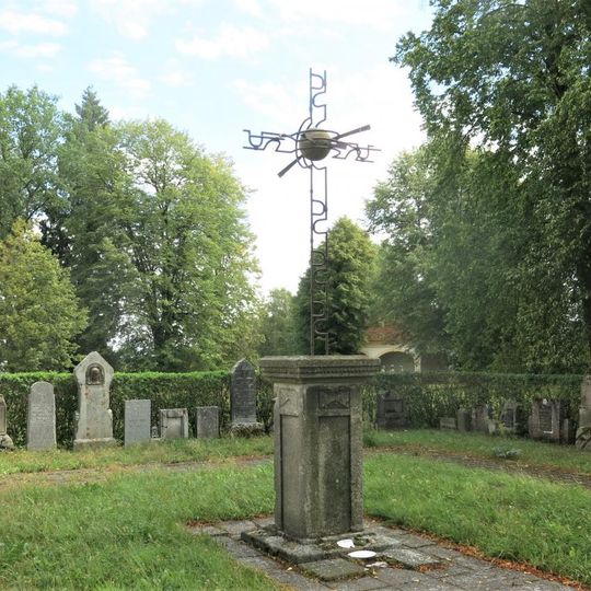 Kříž na symbolickém hřbitově u areálu Maria Loreto v Hrozňatově