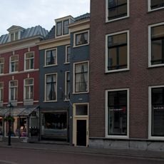 Pand met gevel met erker over de volle hoogte