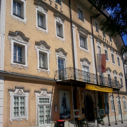 Stadtmuseum, ehem. Hotel Austria, Brahmsdenkmal, Nymphenfigur