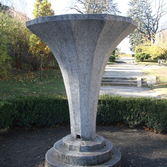 Plastika vázy v Tyršových sadech