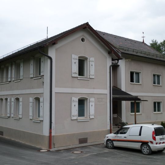 Wasserwerk, zweigeschossiger Gebäudekomplex eines Pumpwerks mit Wärterhaus in Leinburg