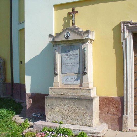 Pomník lidického faráře Josefa Štemberka u kostela v Pecce