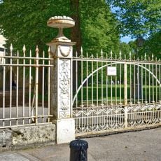 Ворота у дворца (Павловск)