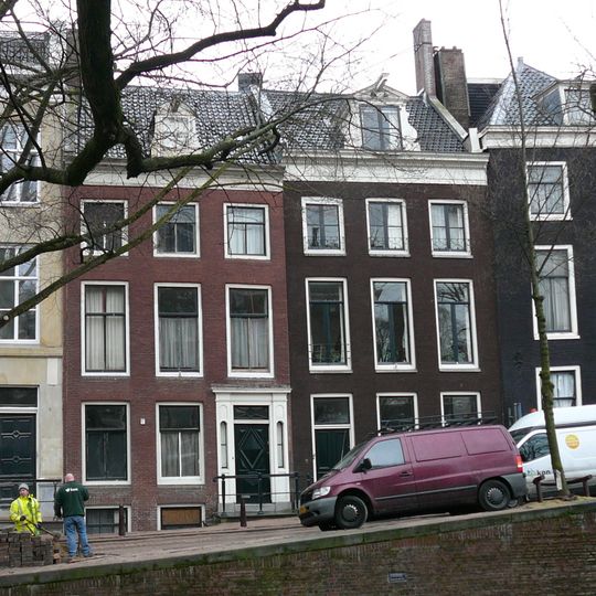 Pand met gevel onder rechte lijst met dakkapel