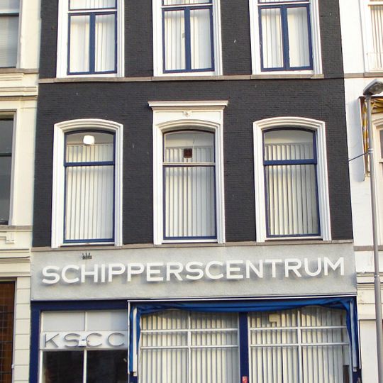 Herenhuis met bakstenen gevel. Vensteromlijstingen en fries met consoles onder de kroonlijst uitgevoerd in stucwerk en pleister