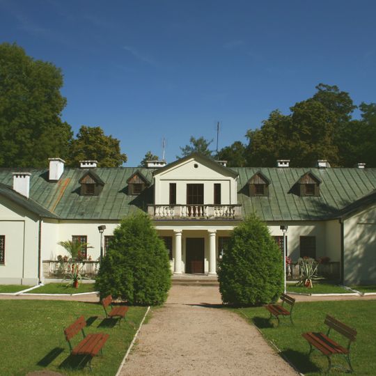 Zespół dworski, Kacpra Walewskiego 7 w Nagłowicach