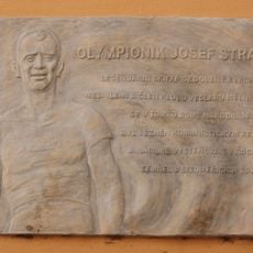 Pamětní deska Josefa Straky na domě 5. května 140/8 v Mělníku