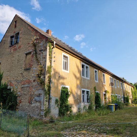Wohn- und Wirtschaftsgebäude des ehemaligen Rittergutes und rechtwinklig angebautes Nebengebäude Döbschke 9