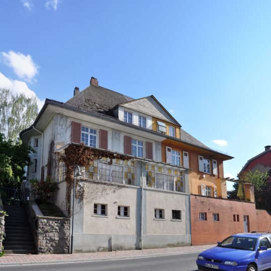 Doppelhausvilla mit Stützmauern und Nebengebäuden