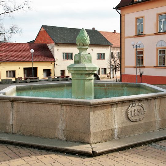 Kašna na náměstí v Ledenicích