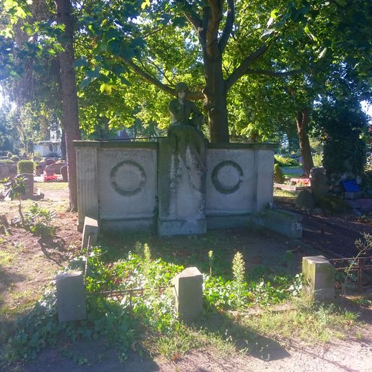 Grabmal mit Sitzfigur einer Trauernden