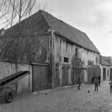 Bakstenen rechthoekige schuur onder pannen schilddak