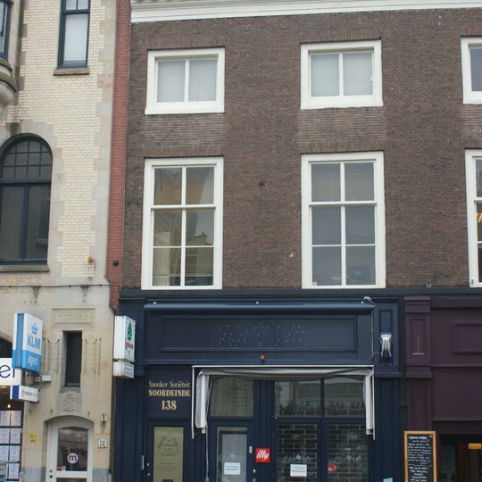 Pand met gevel in Lodewijk XIV-stijl - geheel gemoderniseerde onderpui - inwendig enkele stucplafonds in Lodewijk XV-stijl