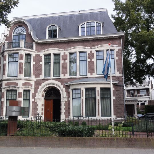 Vrijstaand herenhuis met smeedijzeren hekwerk