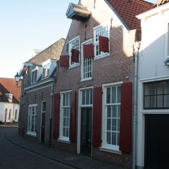 Huis met topgevel met dodekop, geverfd. Hijskap