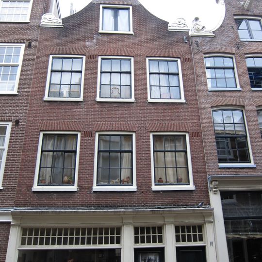 Huis, wegens de 18e-eeuwse aanzetkrullen van de klokvormige top