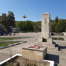 Monument la mormântul comun al 6 ostași căzuți în 1944