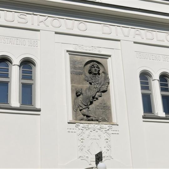 Pamětní deska Jana Ladislava Dusíka na budově Dusíkova divadla v Čáslavi