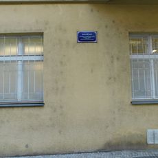 Pamětní deska vojenského velitelství Pražského povstání na domě Radhošťská 1941/4 na Žižkově