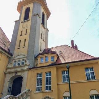 Kirche mit Pfarr- und Gemeindehaus sowie Einfriedung Rempesgrüner Weg 9