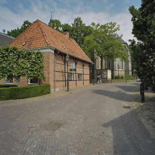 Huis met houten inrijpoort aan de zijde van het kerkplein en zijgevel van vakwerk