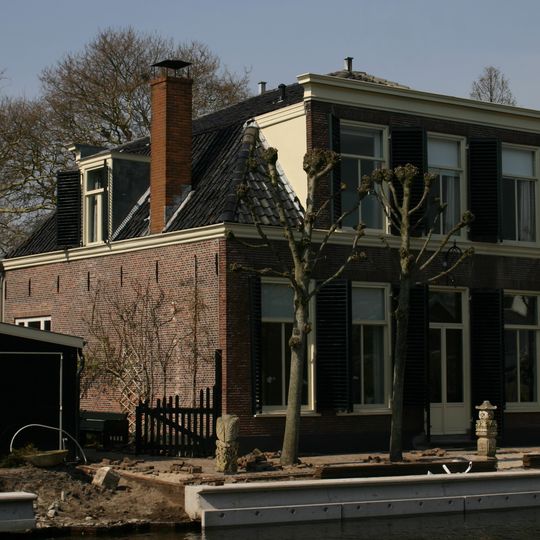 Landhuis met rechte kroonlijst door consoles gedragen Uitgebouwde veelzijdige koepel aan de Rijn