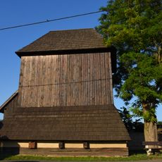 Dřevěná zvonice u kostela v Libiši