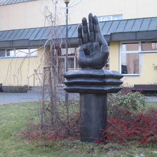 Plastika před kinem Cíl na náměstí svatého Michaela v Bruntálu