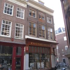 Hoekhuis met gevel onder rechte lijst waarop dakkapel