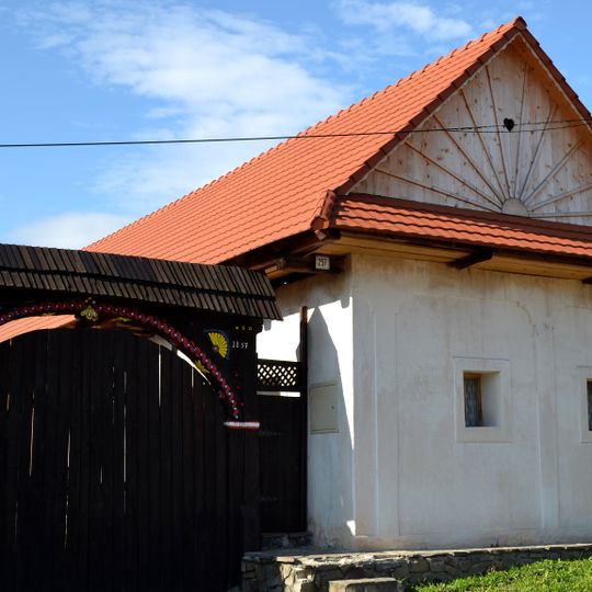 Ľudový dom s bránou