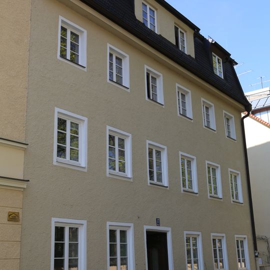 Schlichtes, dreigeschossiges Mansarddachhaus