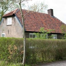 Eenvoudig woonhuis met bedrijfsruimte