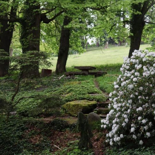 Kamenný stůl u studánky ve Vrchotových Janovicích