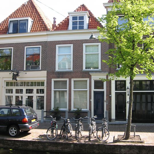 Pand met hoog schilddak en eenvoudige lijstgevel