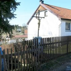 Kříž u domu Dlouhá 24 v Horním Jindřichově