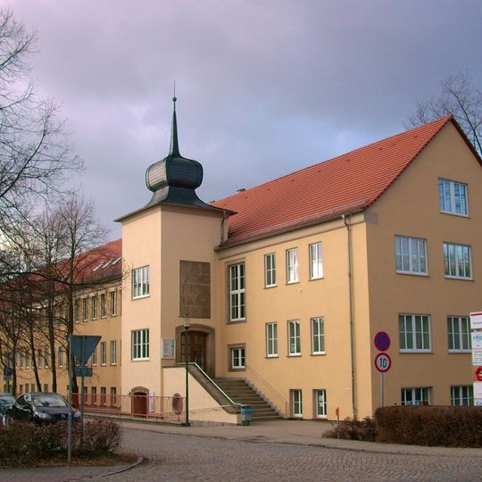 Poliklinik, mit Relief über dem Eingang Straße am Lessinghaus 5