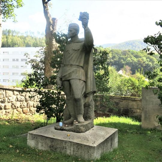 Socha rudoarmějce na hřbitově v Nejdku