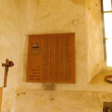 Pamětní deska padlým ve světových válkách z obce Maiersgrün (Vysoká) v ruině kostela ve Vysoké