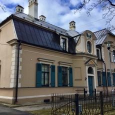 Dzīvojamā ēka, tagad skola