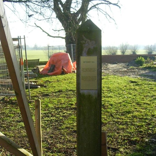 Gedenkzuil bij de N.H. kerk