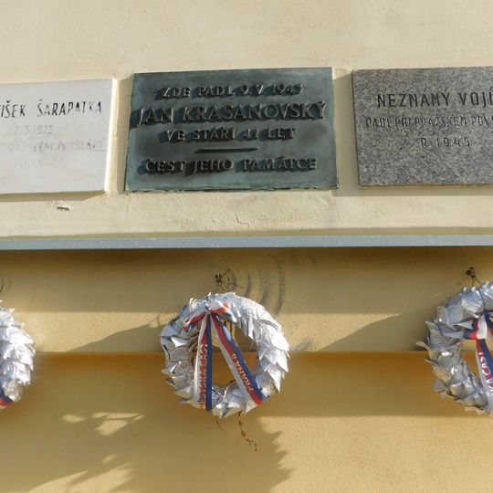 Pamětní deska Jana Krásnovského na domě Na Malovance 529/12 na Dlabačově