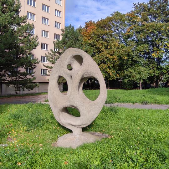 Plastika mezi ulicemi Kamenačky a Krásného v Juliánově