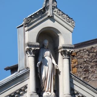 Vierge dans une niche à colonnes