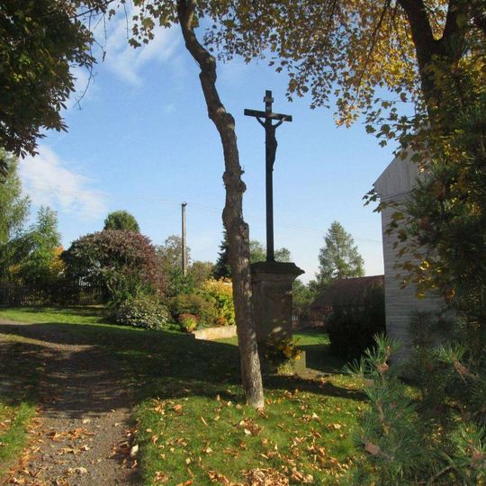 Kříž v Močidlci u kostela