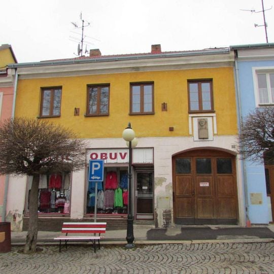 Pamětní deska Vítězslava Nováka na náměstí v Kamenici nad Lipou