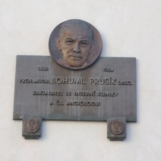 Pamětní deska Bohumila Prusíka ve Všeobecné fakultní nemocnici v Praze
