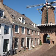 Huis met eenvoudige langgerekte lijstgevel